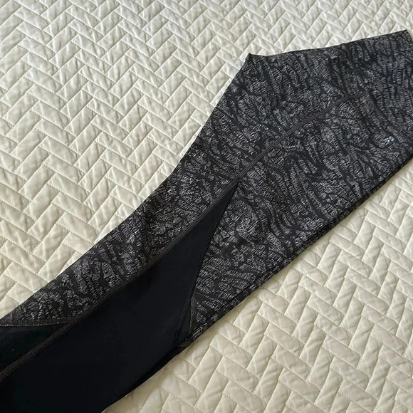 Lululemon. - Picture 6 of 7